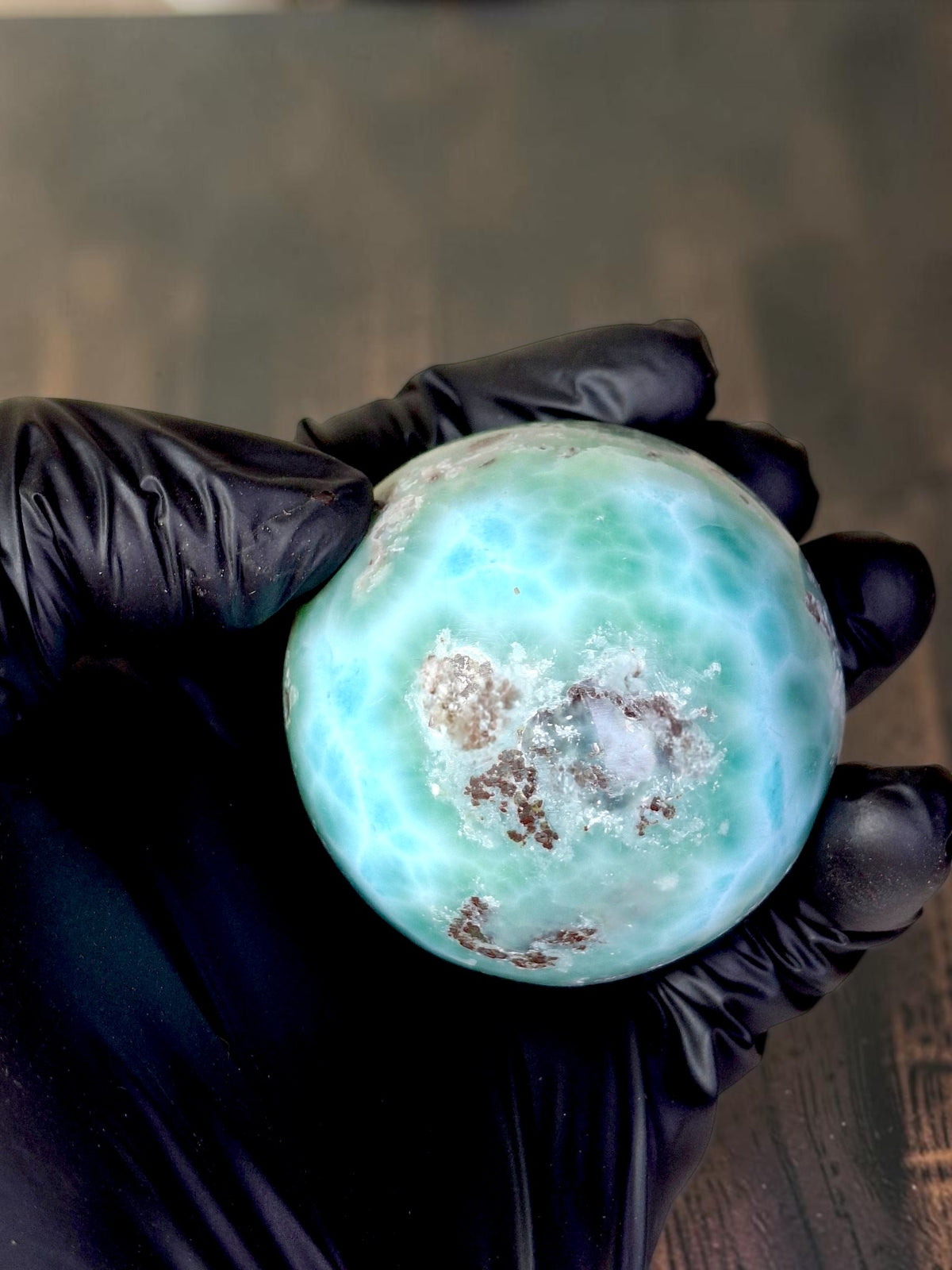 Sphère polie de Larimar de 28 mm, cristal bleu dominicain de guérison et de méditation, avec support en bois