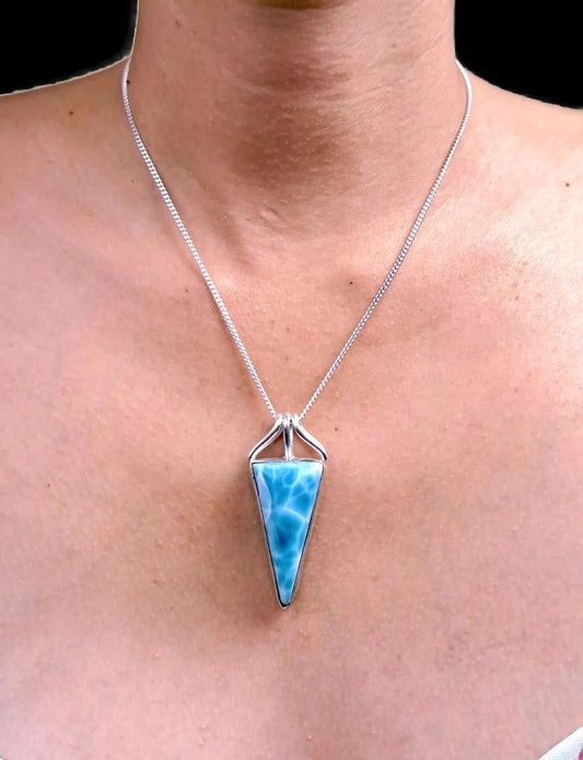 Colgante de larimar azul profundo de República Dominicana hecho a mano de 1,4 pulg.