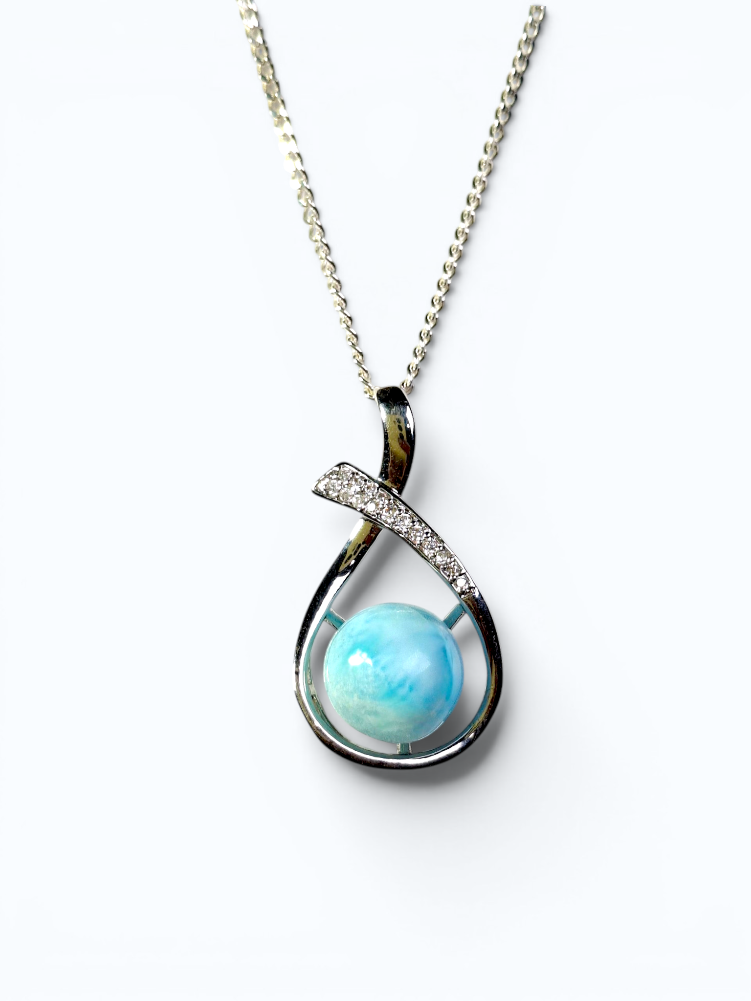 Pendentif et chaîne sphériques en larimar bleu dominicain de 3 cm