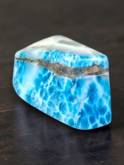 820 g Spécimen de pierre de larimar naturelle polie bleue foncée dominicaine de guérison