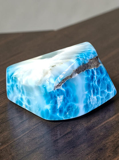 820 g Spécimen de pierre de larimar naturelle polie bleue foncée dominicaine de guérison