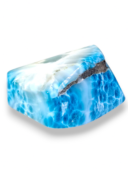 820 g Spécimen de pierre de larimar naturelle polie bleue foncée dominicaine de guérison