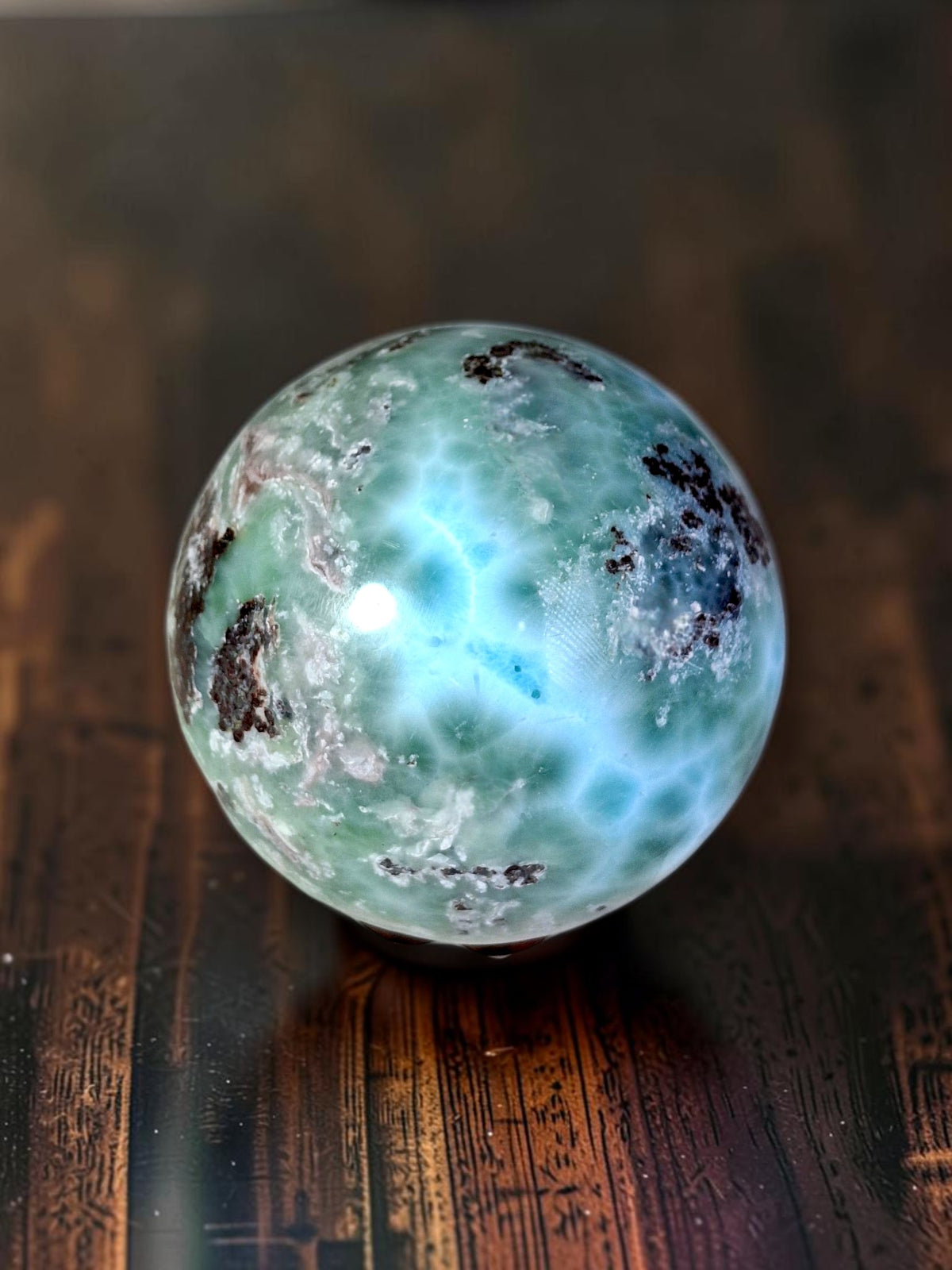 Sphère polie de Larimar de 28 mm, cristal bleu dominicain de guérison et de méditation, avec support en bois