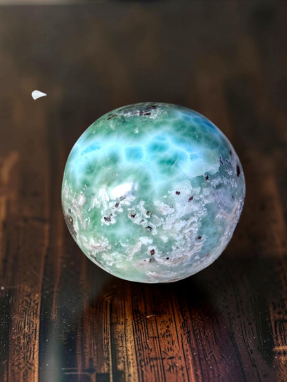 Sphère polie de Larimar de 28 mm, cristal bleu dominicain de guérison et de méditation, avec support en bois