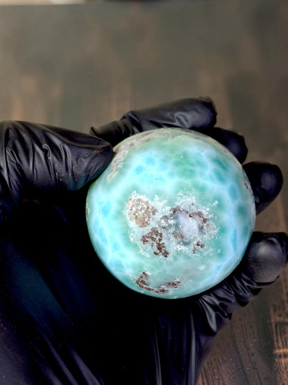 Sphère polie de Larimar de 28 mm, cristal bleu dominicain de guérison et de méditation, avec support en bois