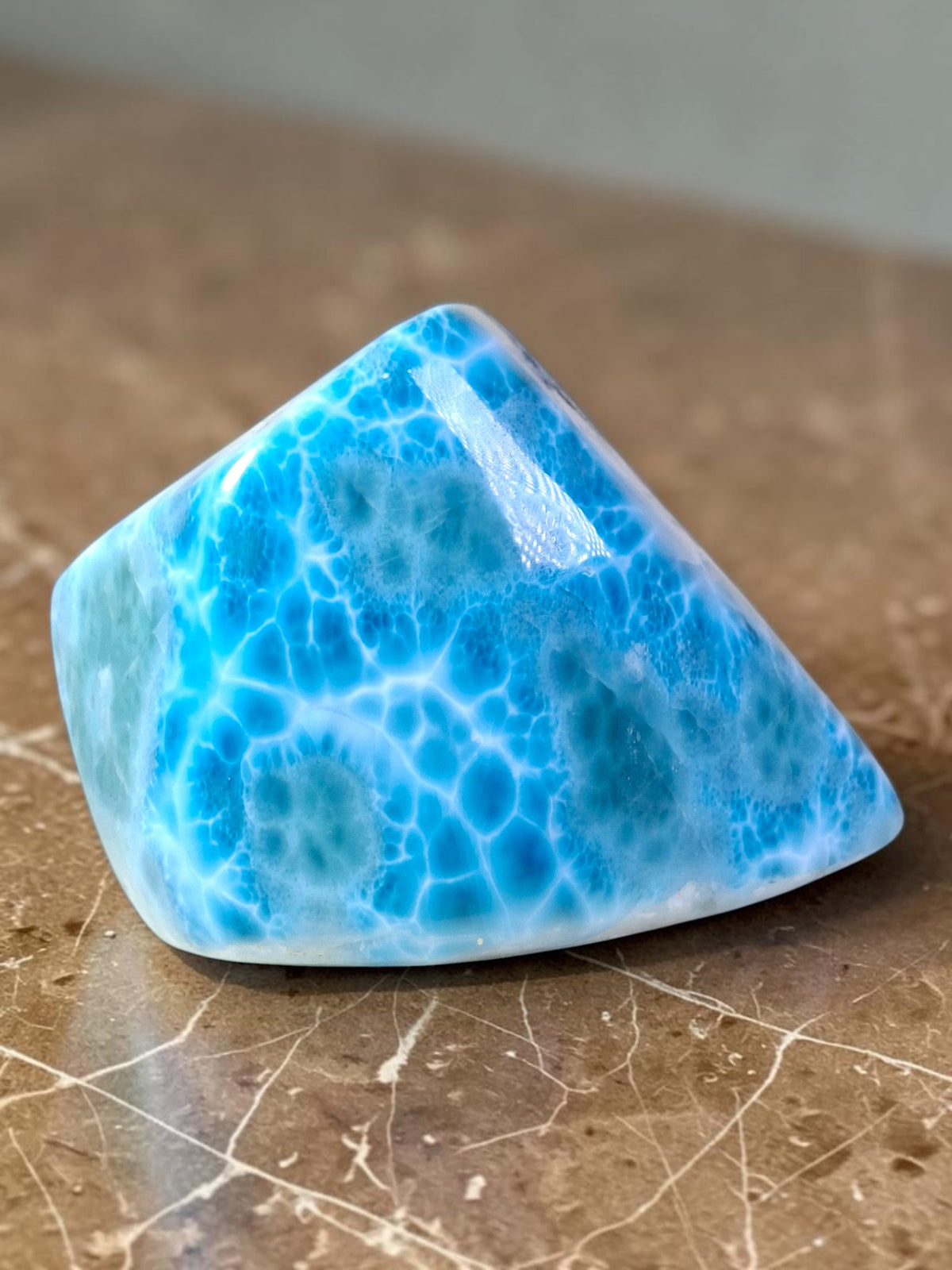 820 g Spécimen de pierre de larimar naturelle polie bleue foncée dominicaine de guérison
