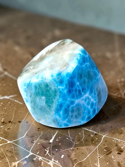 820 g Spécimen de pierre de larimar naturelle polie bleue foncée dominicaine de guérison