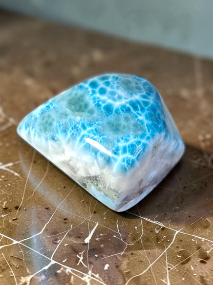 820 g Spécimen de pierre de larimar naturelle polie bleue foncée dominicaine de guérison