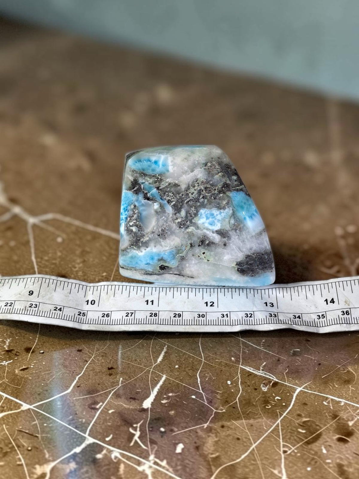 820 g Spécimen de pierre de larimar naturelle polie bleue foncée dominicaine de guérison