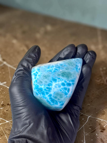 820 g Spécimen de pierre de larimar naturelle polie bleue foncée dominicaine de guérison
