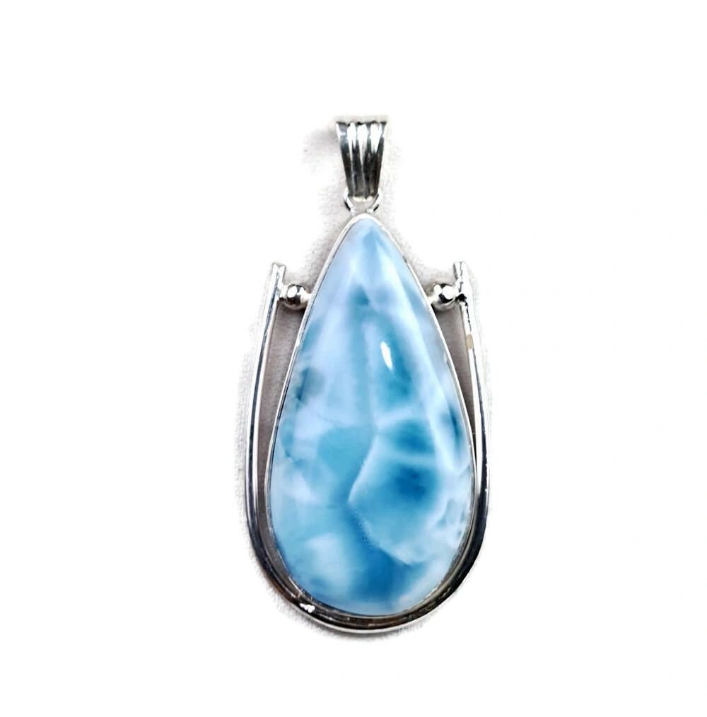 Colgante de 2.5 pulgadas con una gran piedra de larimar azul dominicano, hecho a mano