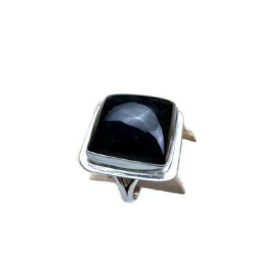 Anillo de piedra de coral negro pulido del Caribe natural hecho a mano