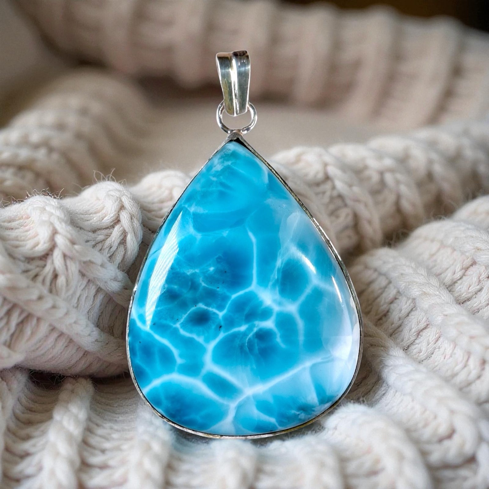 Pendentif 1,8 po en pierre de larimar bleue profonde, fabrication artisanale dominicaine