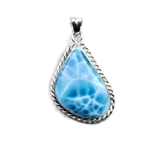 Colgante de Piedra Larimar Azul Intenso Bonito Dominicano Hecho a Mano de 2"