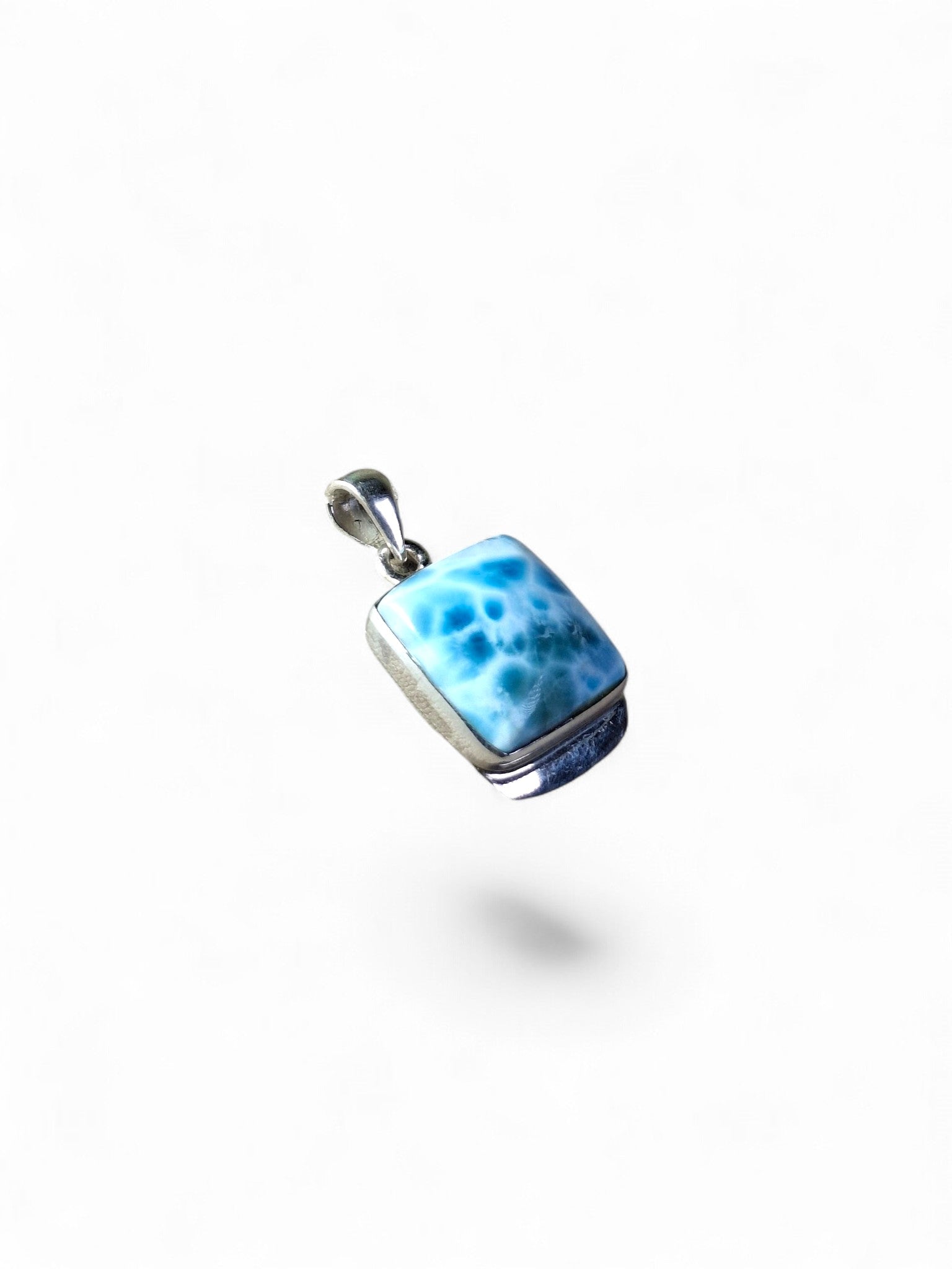 Pendentif en Larimar Bleu Profond de République Dominicaine Fait Main de 1,5 po