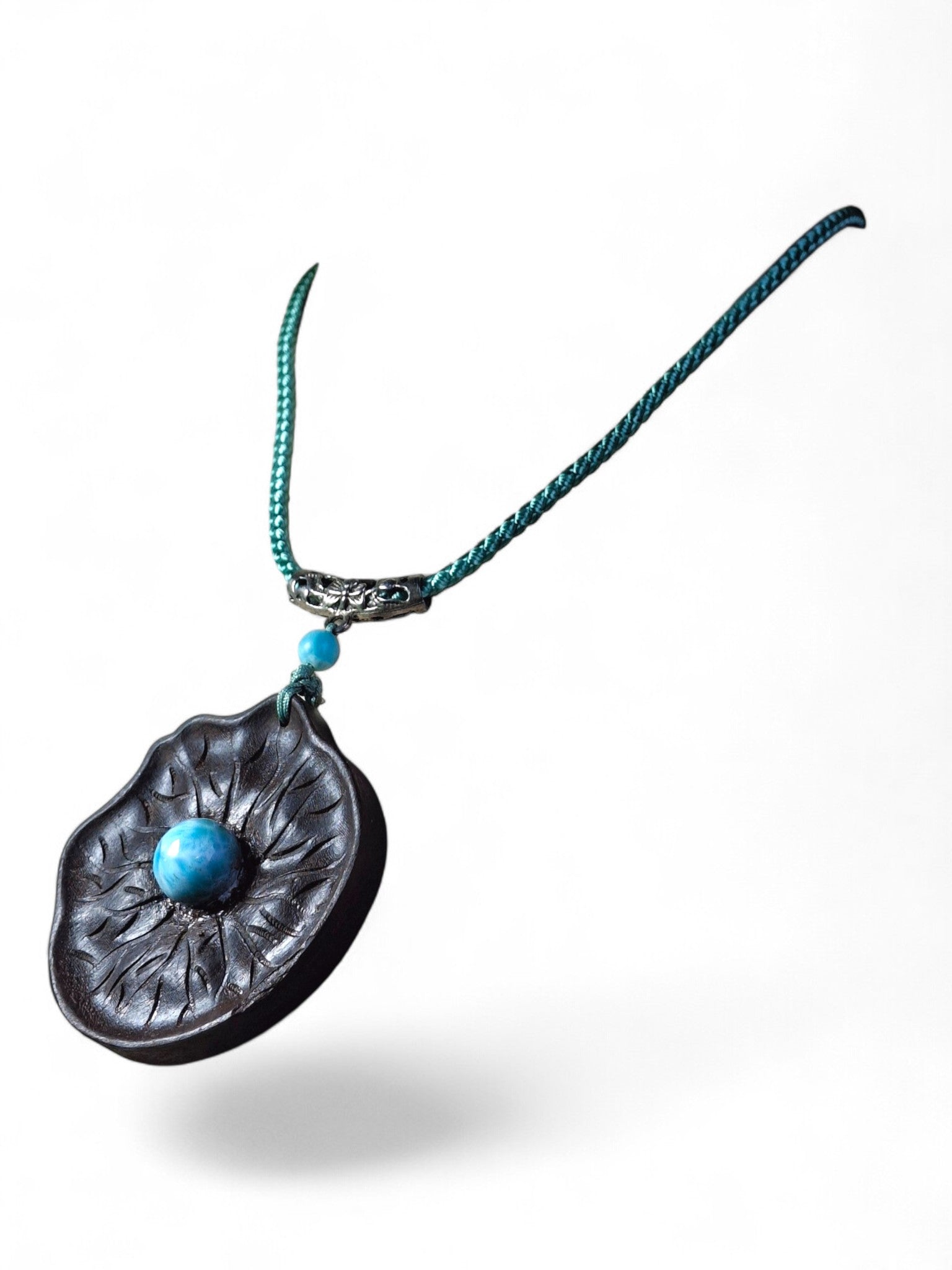 Collier sculpté main en bois d'ébène feuille unique avec pierre larimar bleue
