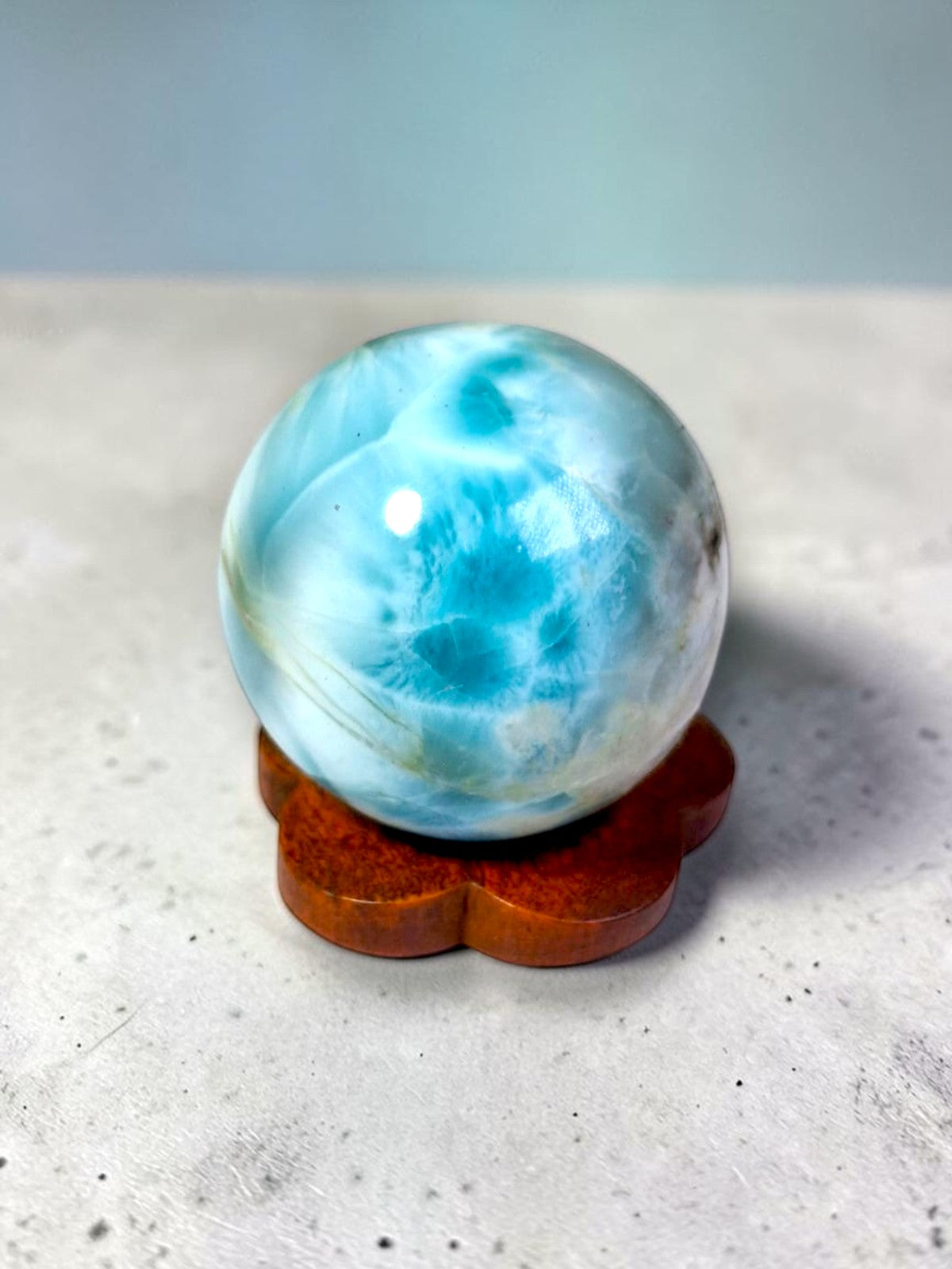 Sphère polie de Larimar de 28 mm, cristal bleu dominicain de guérison et de méditation, avec support en bois